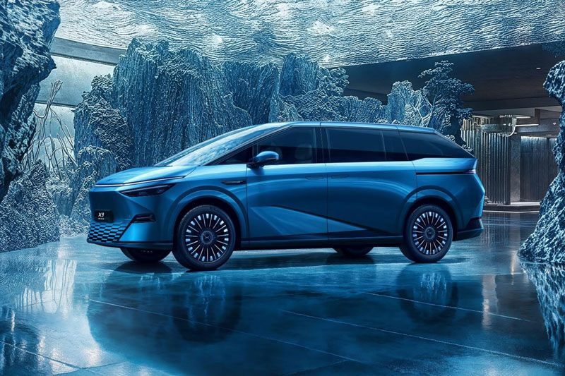 ‘Kẻ ngáng đường’ Toyota Alphard ra mắt, giá hơn 1 tỷ đồng