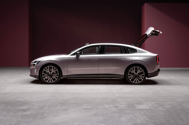 Xe sedan hạng sang dài 5 mét, công suất 333 mã lực, giá hơn 2,4 tỷ đồng