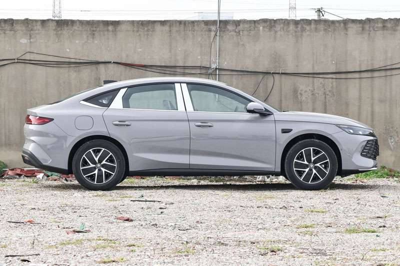 Xe sedan tiêu thụ 2,79 lít xăng/100 km, giá gần 350 triệu đồng, so kè với Toyota Camry