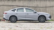 Xe sedan tiêu thụ 2,79 lít xăng/100 km, giá gần 350 triệu đồng, so kè với Toyota Camry