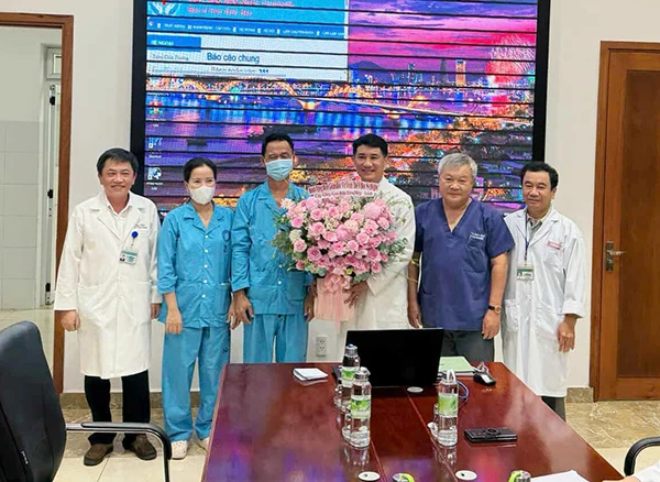 TS Lê Đức Nhân - Giám đốc BV Đà Nẵng tặng hoa chúc mừng bệnh nhân ca ghép gan đầu tiên tại BV này được xuất viện. TS Lê Đức Nhân - Giám đốc BV Đà Nẵng tặng hoa chúc mừng bệnh nhân ca ghép gan đầu tiên tại BV này được xuất viện.