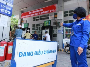 Xăng dầu cùng giảm giá