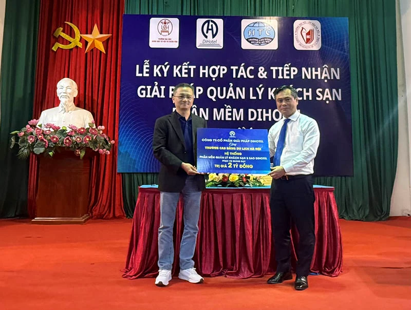 Ông Nguyễn Vĩnh Tâm, Chủ tịch HĐQT DiHotel và Hiệu trưởng trường cao đẳng du lịch Hà Nội, ông Phạm Văn Long, tại buổi lễ trao tặng ngày 23/10. Ông Nguyễn Vĩnh Tâm, Chủ tịch HĐQT DiHotel và Hiệu trưởng trường cao đẳng du lịch Hà Nội, ông Phạm Văn Long, tại buổi lễ trao tặng ngày 23/10.