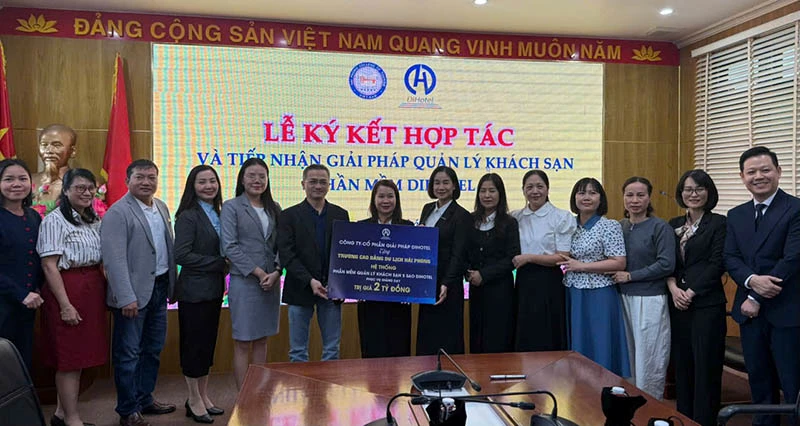 Ông Nguyễn Vĩnh Tâm, Chủ tịch HĐQT DiHotel trao tặng phầm mềm trị giá 2 tỷ đồng cho tập thể trường Cao đẳng du lịch Hải Phòng. Ông Nguyễn Vĩnh Tâm, Chủ tịch HĐQT DiHotel trao tặng phầm mềm trị giá 2 tỷ đồng cho tập thể trường Cao đẳng du lịch Hải Phòng.