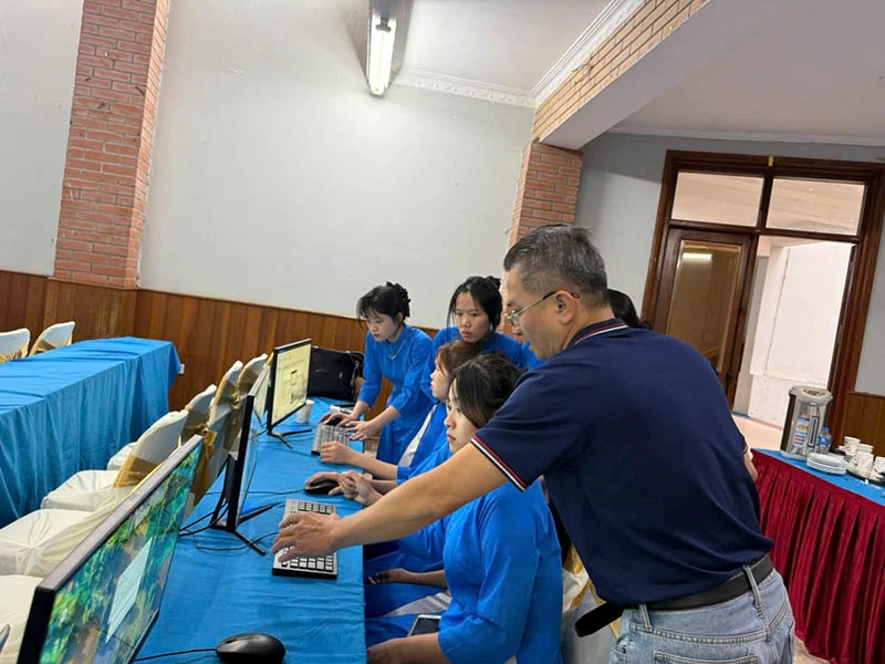 Ông Nguyễn Vĩnh Tâm, Chủ tịch HĐQT DiHotel hướng dẫn trực tiếp cho các em sinh viên trường Cao đẳng du lịch Hà Nội thao tác phầm mềm. Ông Nguyễn Vĩnh Tâm, Chủ tịch HĐQT DiHotel hướng dẫn trực tiếp cho các em sinh viên trường Cao đẳng du lịch Hà Nội thao tác phầm mềm.
