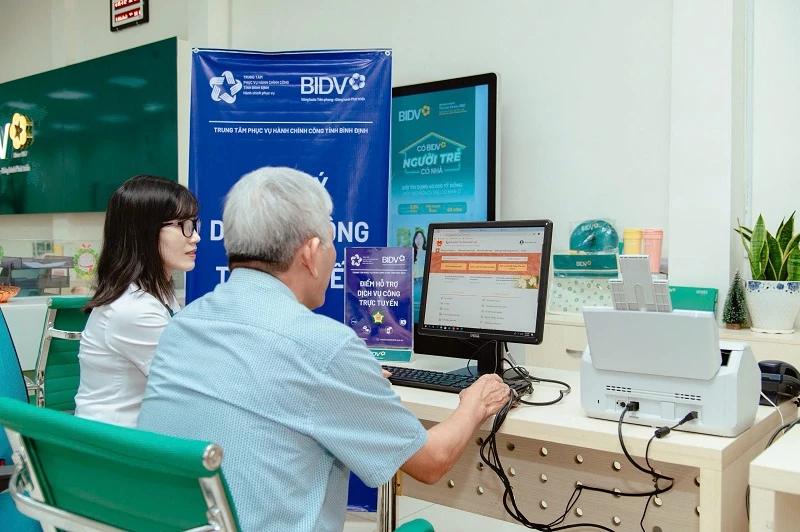Nhân viên BIDV Bình Định hỗ trợ người dân thực hiện dịch vụ công trực tuyến. Nhân viên BIDV Bình Định hỗ trợ người dân thực hiện dịch vụ công trực tuyến.