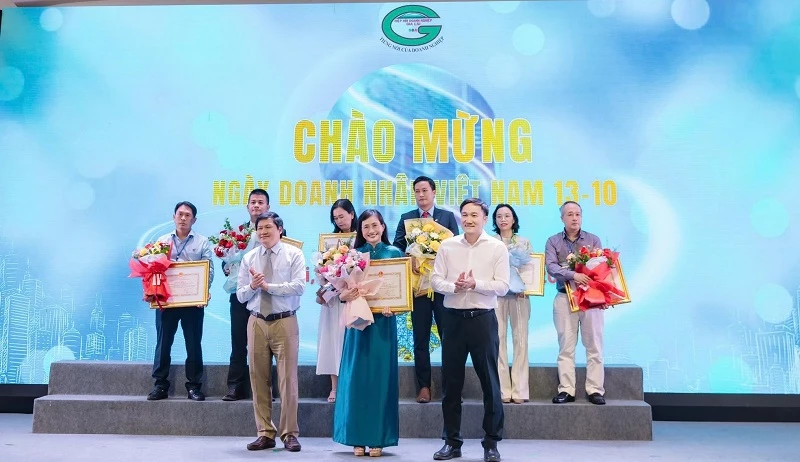 Bà Nguyễn Thị Ngọc Quỳnh – Giám đốc BIDV Bình Định, nhận bằng khen của UBND tỉnh Gia Lai vì có thành tích xuất sắc trong hoạt động sản xuất kinh doanh, góp phần phát triển kinh tế - xã hội địa phương. Bà Nguyễn Thị Ngọc Quỳnh – Giám đốc BIDV Bình Định, nhận bằng khen của UBND tỉnh Gia Lai vì có thành tích xuất sắc trong hoạt động sản xuất kinh doanh, góp phần phát triển kinh tế - xã hội địa phương.