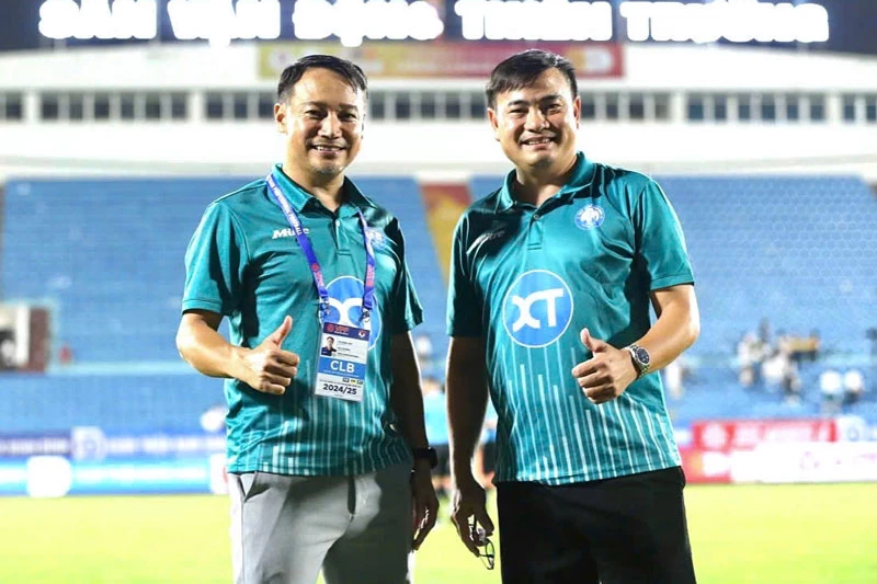 HLV Vũ Hồng Việt (trái) và ông Nguyễn Trung Kiên hoán đổi vị trí cho nhau. Ảnh: Thép xanh Nam Định. HLV Vũ Hồng Việt (trái) và ông Nguyễn Trung Kiên hoán đổi vị trí cho nhau. Ảnh: Thép xanh Nam Định.
