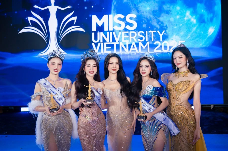 Hoa hậu Bùi Quỳnh Hoa và các thí sinh trong team. Hoa hậu Bùi Quỳnh Hoa và các thí sinh trong team.