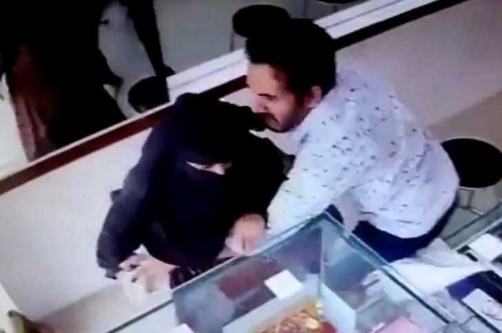 Giả cầm súng đi cướp tiệm vàng, 'nữ tặc' bị chủ tiệm tóm gọn trong vài giây