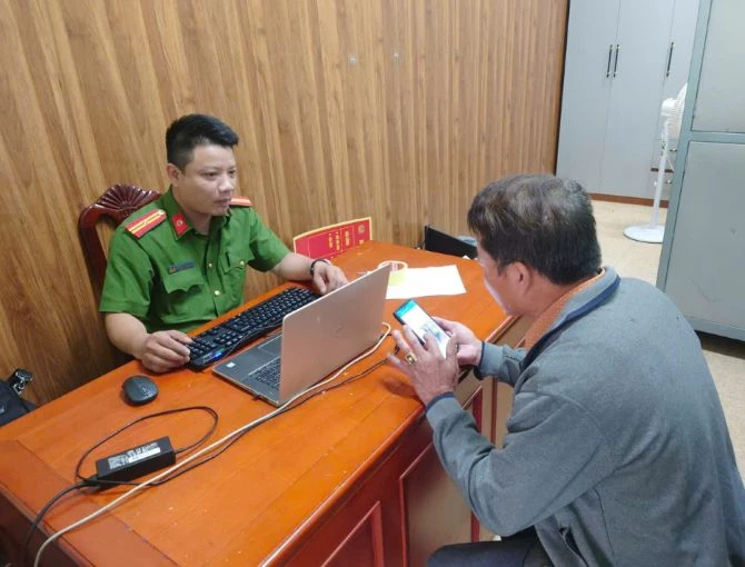 Ông H đang trình bày sự việc tại Công an phường Vinh Lộc. Ảnh: Cổng Thông tin điện tử Công an tỉnh Nghệ An.  Ông H đang trình bày sự việc tại Công an phường Vinh Lộc. Ảnh: Cổng Thông tin điện tử Công an tỉnh Nghệ An.