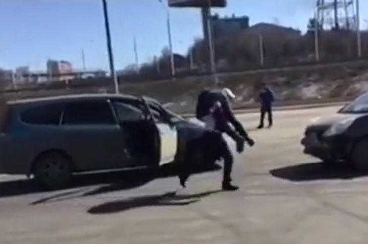 Chọc nhầm nữ cao thủ, nam tài xế ô tô bị vác lên vai như bao gạo và ném thẳng vào cốp