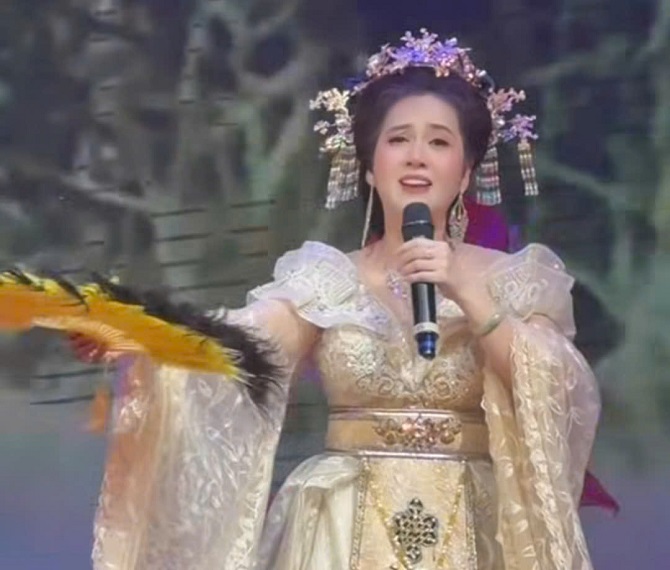 &#xC1;i n&#x1EEF; c&#x1ED1; NS&#x1AF;T V&#x169; Linh &#x27;l&#x1EA5;y n&#x1B0;&#x1EDB;c m&#x1EAF;t&#x27; kh&#xE1;n gi&#x1EA3; trong &#x111;&#xEA;m t&#x1EF1; t&#xEC;nh ph&#x1B0;&#x1A1;ng Nam