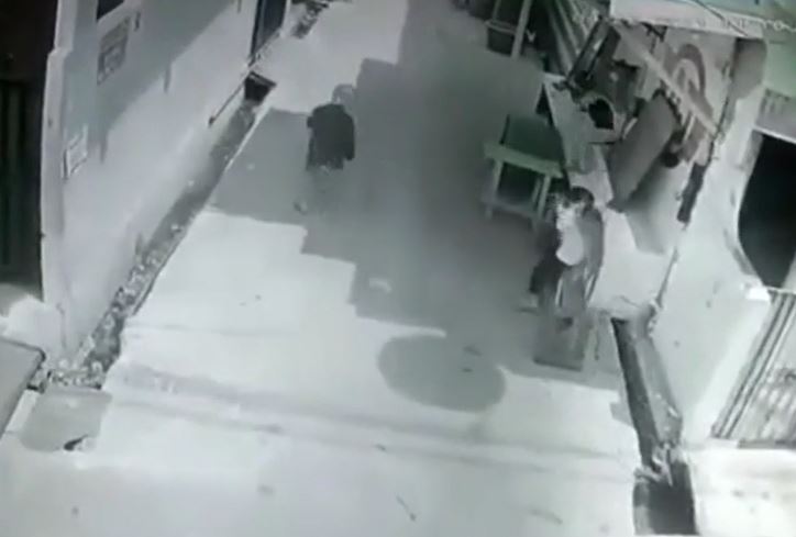 Bé trai bị khỉ hoang tấn công và màn giải cứu nghẹt thở