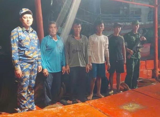 An Giang tạm giữ tàu cá chở hơn 30.000 lít dầu không rõ nguồn gốc