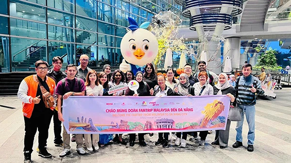 Chào đón đoàn famtrip Malaysia hạ cánh sân bay quốc tế Đà Nẵng. Chào đón đoàn famtrip Malaysia hạ cánh sân bay quốc tế Đà Nẵng.