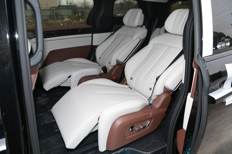 MPV hạng sang dùng động cơ PHEV, giá gần 1 tỷ đồng, so kè với Toyota Alphard