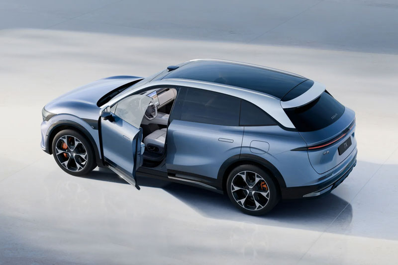 Xe gầm cao hạng D dùng hệ thống treo khí nén, công suất 796 mã lực, giá rẻ bất ngờ