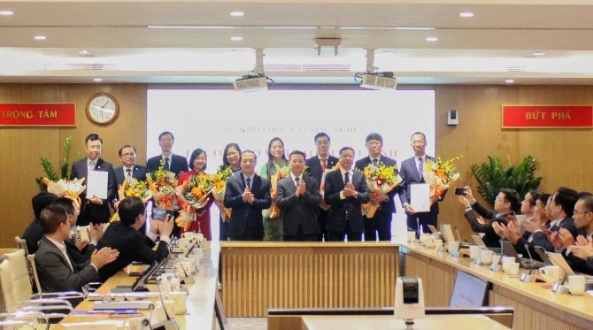 Lãnh đạo Bộ KH&CN chụp ảnh lưu niệm với các cán bộ được điều động, bổ nhiệm. Ảnh: Trung tâm Truyền thông KH&CN. Lãnh đạo Bộ KH&CN chụp ảnh lưu niệm với các cán bộ được điều động, bổ nhiệm. Ảnh: Trung tâm Truyền thông KH&CN.