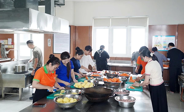 Sinh viên Đại học Đông Á trực tiếp chuẩn bị 600 suất ăn hỗ trợ các bệnh nhân đang điều trị và bị kẹt lại tại Bệnh viện đa khoa khu vực Quảng Nam (TP Đà Nẵng) do mưa lũ. Sinh viên Đại học Đông Á trực tiếp chuẩn bị 600 suất ăn hỗ trợ các bệnh nhân đang điều trị và bị kẹt lại tại Bệnh viện đa khoa khu vực Quảng Nam (TP Đà Nẵng) do mưa lũ.