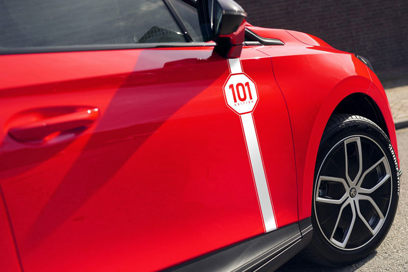 Xe h&#x1A1;i &#x111;&#x1EB9;p long lanh, c&#xF4;ng su&#x1EA5;t 241 m&#xE3; l&#x1EF1;c, gi&#xE1; h&#x1A1;n 800 tri&#x1EC7;u &#x111;&#x1ED3;ng