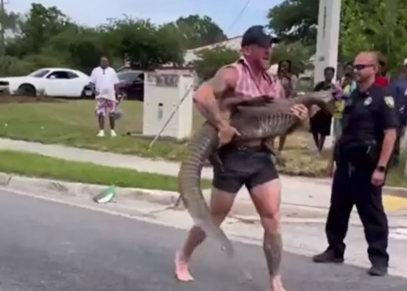 Võ sĩ MMA tay không hạ gục cá sấu dài 2,5m giữa phố Florida