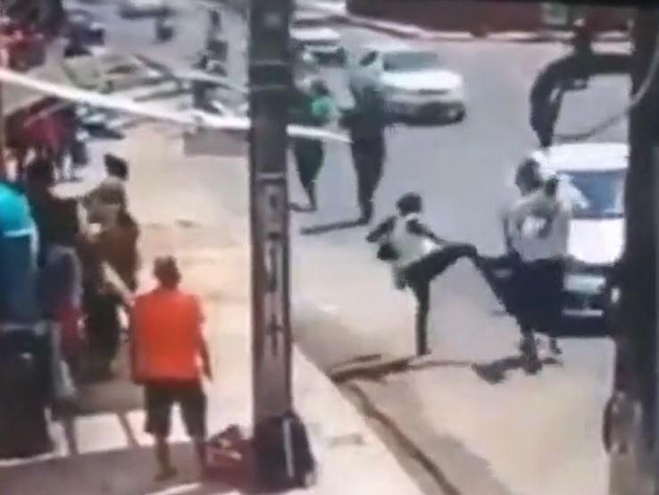 Hai cô gái phối hợp 'xuất thần', hạ gục tên cướp giữa phố