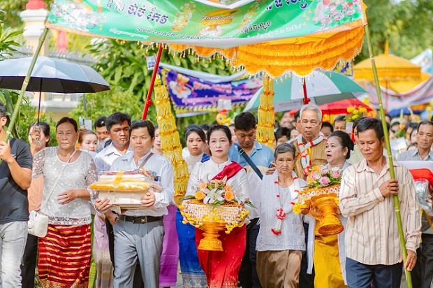 Vĩnh Long: Rực rỡ sắc vàng trong lễ dâng y Kathina