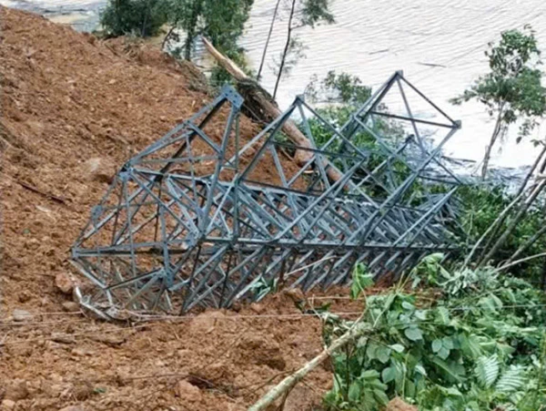 Cột số 33 đường dây 110kV Phước Sơn – thủy điện ĐăkMi 4 bị ngã đổ do mưa lũ gây sạt lở đất. Cột số 33 đường dây 110kV Phước Sơn – thủy điện ĐăkMi 4 bị ngã đổ do mưa lũ gây sạt lở đất.