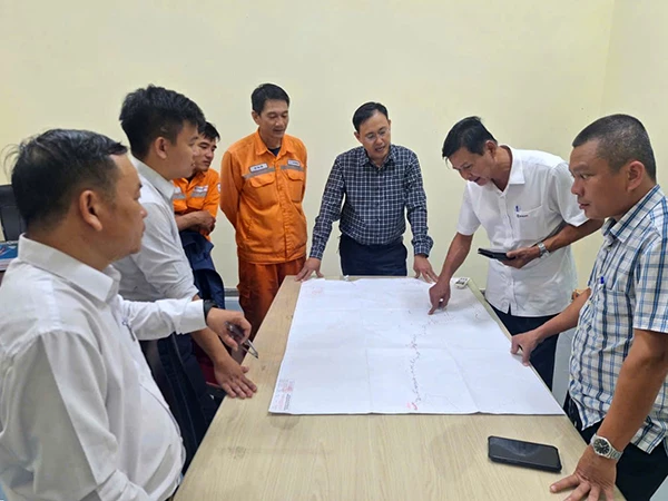 Các đơn vị chức năng của Công ty Điện lực Đà Nẵng bàn phương án khắc phục sự cố cột 110kV và đường dây 22kV cấp điện khu vực vùng cao Phước Sơn. Các đơn vị chức năng của Công ty Điện lực Đà Nẵng bàn phương án khắc phục sự cố cột 110kV và đường dây 22kV cấp điện khu vực vùng cao Phước Sơn.