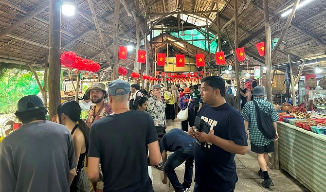 +ảnh 2: Du khách nước ngoài tham quan tại một điểm du lịch ở cù lao Thới Sơn, tỉnh Đồng Tháp. +ảnh 2: Du khách nước ngoài tham quan tại một điểm du lịch ở cù lao Thới Sơn, tỉnh Đồng Tháp.