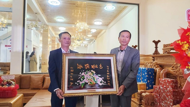 Phó Chủ tịch Hiệp hội Doanh nghiệp tỉnh Lâm Đồng tặng quà chúc mừng doanh nghiệp hội viên. Phó Chủ tịch Hiệp hội Doanh nghiệp tỉnh Lâm Đồng tặng quà chúc mừng doanh nghiệp hội viên.