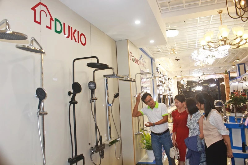 Nhiều khách hàng thích thú trải nghiệm khu sử dụng thử sản phẩm tại showroom điện nước – nội thất Nhiều khách hàng thích thú trải nghiệm khu sử dụng thử sản phẩm tại showroom điện nước – nội thất