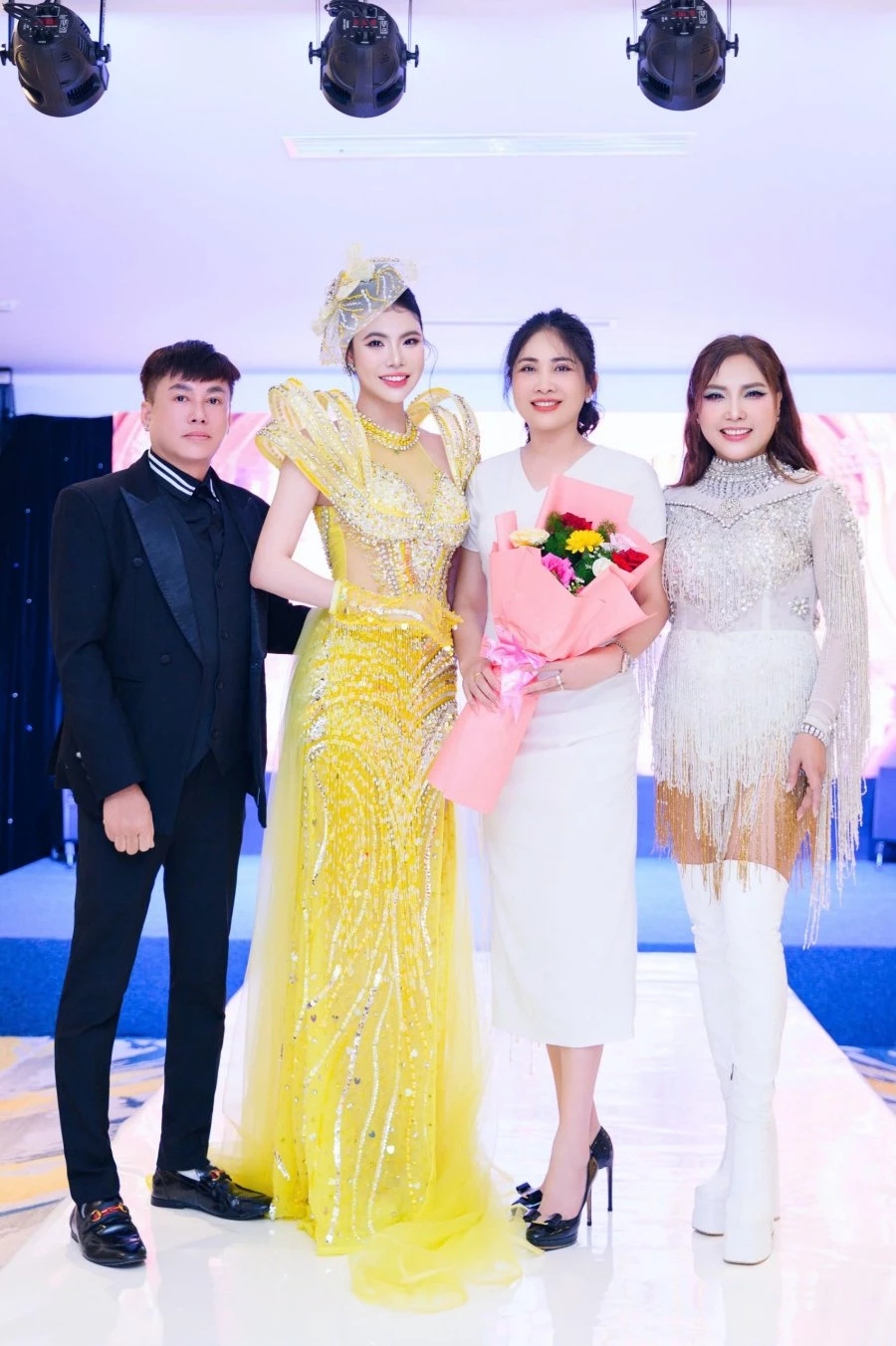 Từ trái sang: NTK Tomm Nguyễn, Á hậu Kim Khoẻ, thí sinh Trần Thị Phương (SBD 175), Chủ tịch Miss Business World Đặng Gia Bena Từ trái sang: NTK Tomm Nguyễn, Á hậu Kim Khoẻ, thí sinh Trần Thị Phương (SBD 175), Chủ tịch Miss Business World Đặng Gia Bena