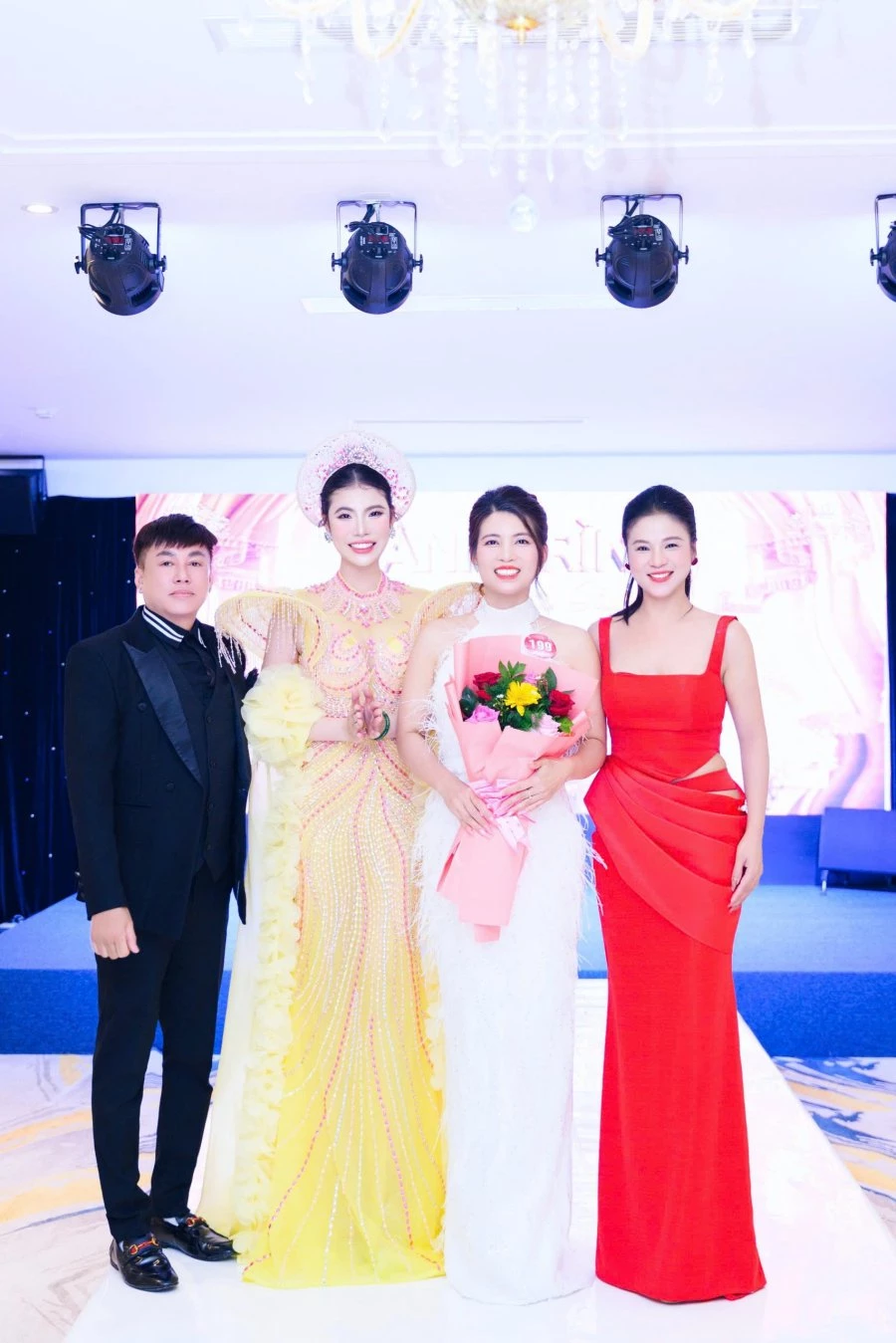 Từ trái sang: NTK Tomm Nguyễn, Á hậu Kim Khoẻ, thí sinh Ban Thị Thu (SBD 199), Trưởng BTC kiêm Phó Chủ tịch Miss National Media Lê Mai Anh Từ trái sang: NTK Tomm Nguyễn, Á hậu Kim Khoẻ, thí sinh Ban Thị Thu (SBD 199), Trưởng BTC kiêm Phó Chủ tịch Miss National Media Lê Mai Anh