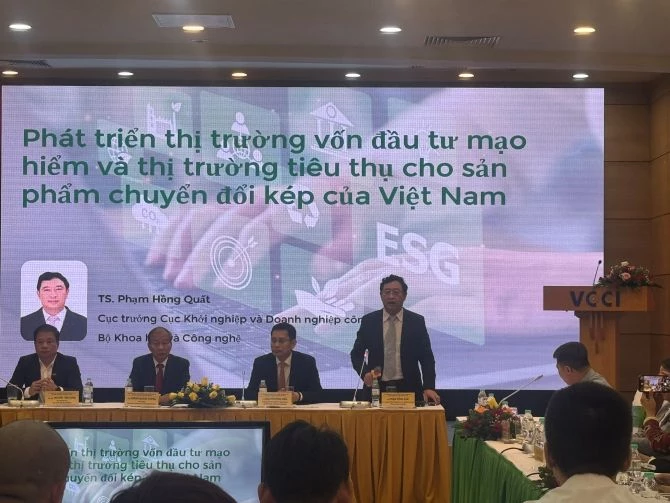 Quang cảnh diễn đàn. Quang cảnh diễn đàn.