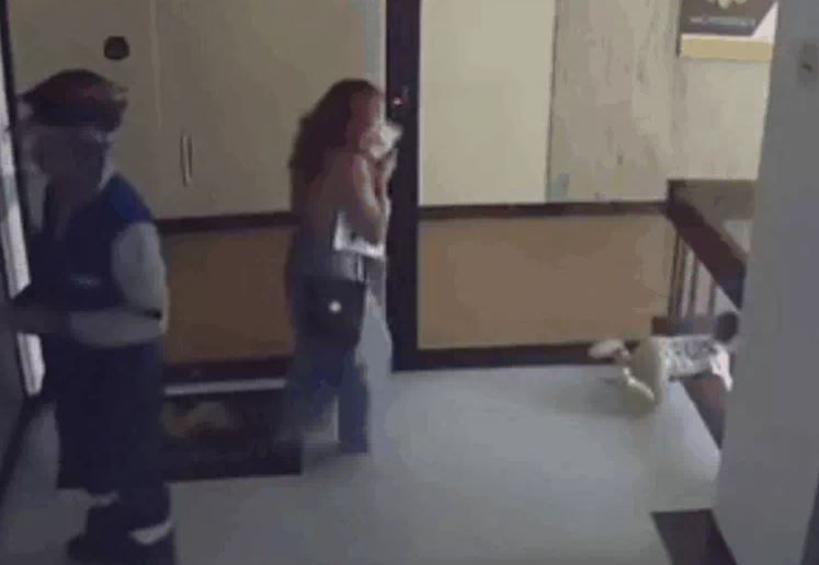 Mẹ phản ứng cực nhanh, đổ người cứu con trai rơi khỏi tầng 4