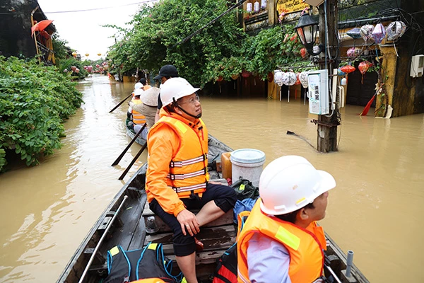 EVNCPC kiểm tra hệ thống điện tại Hội An (TP Đà Nẵng) bị ảnh hưởng bởi mưa lũ diện rộng. EVNCPC kiểm tra hệ thống điện tại Hội An (TP Đà Nẵng) bị ảnh hưởng bởi mưa lũ diện rộng.