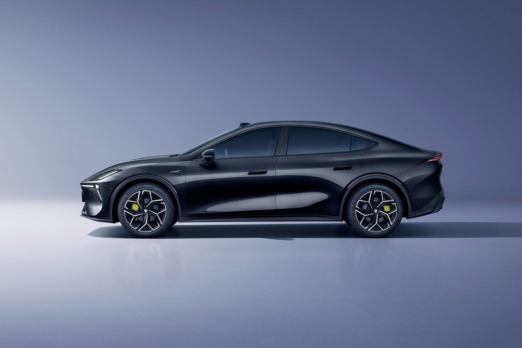 ‘Kẻ ngáng đường’ Toyota Camry trình làng, trang bị tối tân, giá hơn 500 triệu đồng