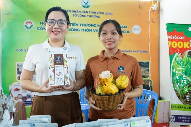 &#x110;i&#x1EC3;m nh&#x1EA5;n &#x27;ch&#x1EE3; kh&#x1EDF;i nghi&#x1EC7;p&#x27; t&#x1EA1;i l&#x1EC5; h&#x1ED9;i Ok Om Bok t&#x1EC9;nh V&#x129;nh Long