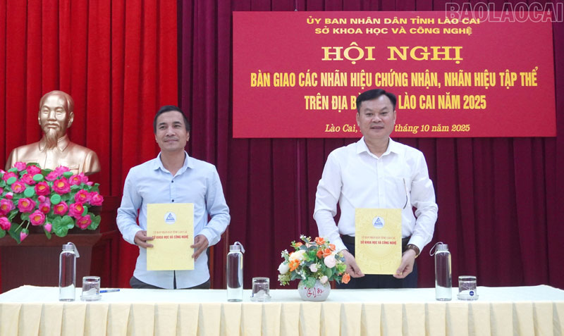 L&#xE0;o Cai b&#xE0;n giao 50 nh&#xE3;n hi&#x1EC7;u ch&#x1EE9;ng nh&#x1EAD;n, nh&#xE3;n hi&#x1EC7;u t&#x1EAD;p th&#x1EC3; cho c&#xE1;c &#x111;&#x1A1;n v&#x1ECB;, &#x111;&#x1ECB;a ph&#x1B0;&#x1A1;ng qu&#x1EA3;n l&#xFD;