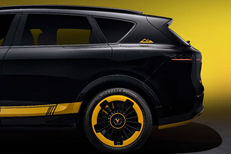 SUV ngoại hình độc đáo, công suất 476 mã lực, giá hơn 1 tỷ đồng