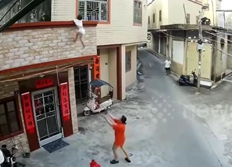 Tưởng thảm kịch, hóa phép màu: Bé trai rơi từ tầng 2 được người phụ nữ đỡ gọn