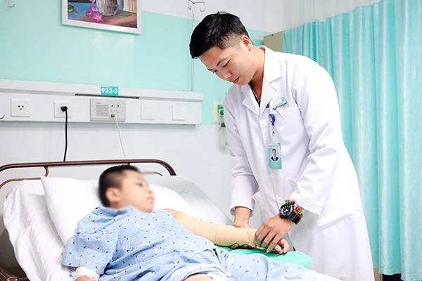 ThS. BS. Võ Hoài Bảo thăm khám cho cháu H.Đ.D sau 7 ngày can thiệp. ThS. BS. Võ Hoài Bảo thăm khám cho cháu H.Đ.D sau 7 ngày can thiệp.