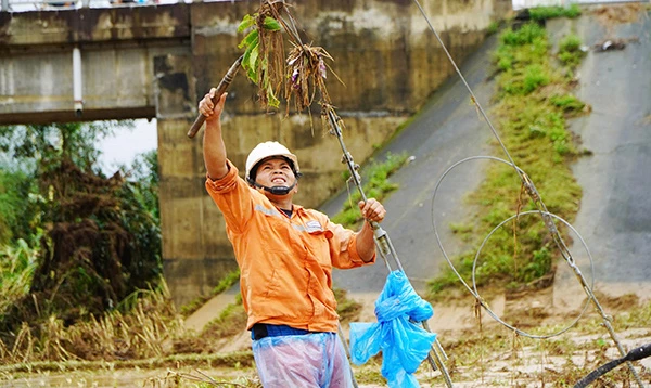 Các đơn vị thuộc EVNCPC đang khẩn trương khôi phục cấp điện cho người dân sau mưa lũ. Các đơn vị thuộc EVNCPC đang khẩn trương khôi phục cấp điện cho người dân sau mưa lũ.