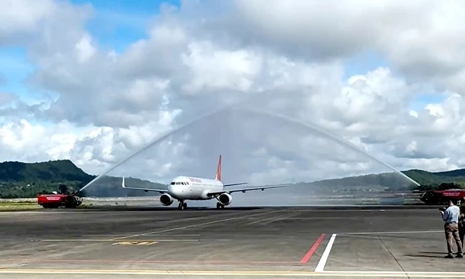 Chuyến bay thương mại đầu tiên của hãng hàng không Sun Phu Quoc Airways trong nghi thức phun vòi rồng tại Cảng hàng không quốc tế Phú Quốc 