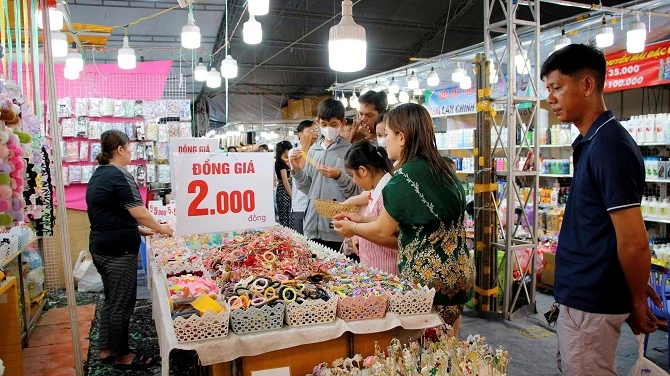 +ảnh 4: Một gian hàng tham gia tại hội chợ. +ảnh 4: Một gian hàng tham gia tại hội chợ.