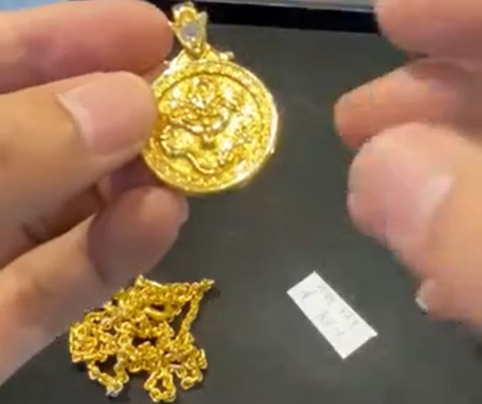 Nhặt được dây chuyền vàng trong khách sạn, kiểm tra xong cô gái 'đứng hình' vì giá trị thật