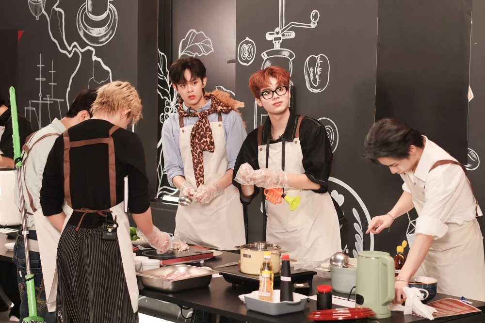 Các tân binh cùng thực hiện thử thách nấu ăn.