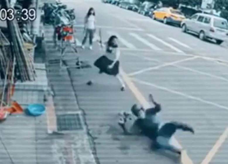 Giật túi xách trước mặt nữ cao thủ, tên cướp lĩnh đòn đau giữa đường